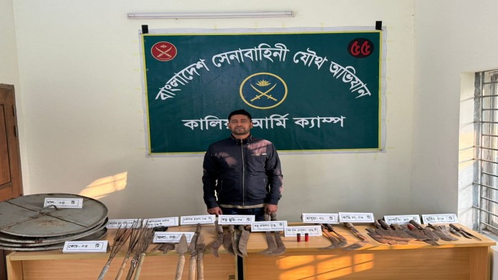 রাতভর সেনা অভিযান: দেশীয় অস্ত্র ও গুলিসহ যুবক আটক