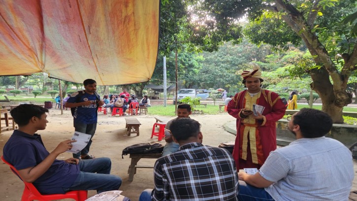 অভিনব সাজে রাকসু নির্বাচনের প্রচারণায় সংস্কৃতি বিষয়ক সম্পাদক পদপ্রার্থী