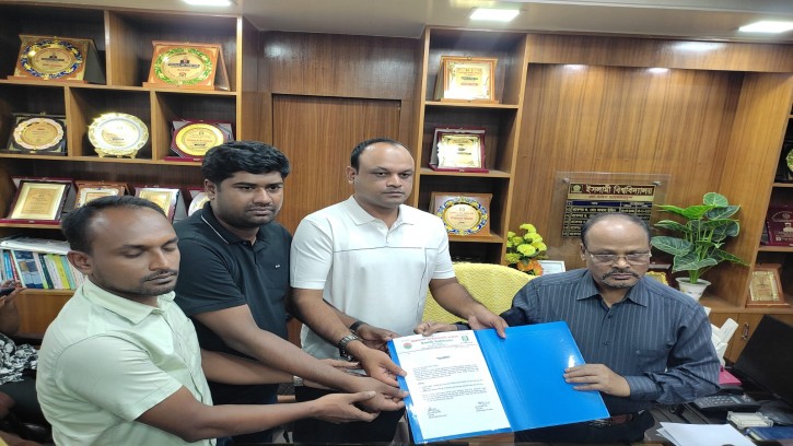 মহাসড়ক দ্রুত সংস্কার-সহ রেল ব্যবস্থা চালুর দাবি ইবি ছাত্রদলের