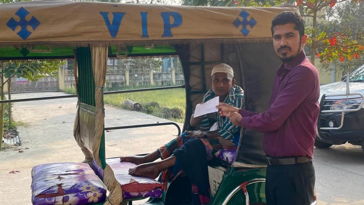 শারীরিকভাবে অক্ষম ব্যক্তির পাশে দাড়ালেন পুঠিয়ার  এসিল্যান্ড