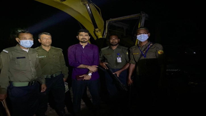 পুঠিয়ায় ফসলি জমির টপসয়েল কাটায় গভীর রাতে এসিল্যান্ডের অভিযান