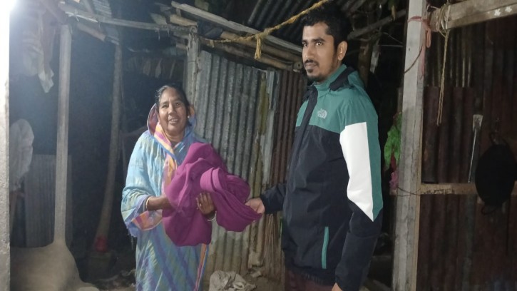 গভীর রাতে কম্বল নিয়ে শীতার্ত মানুষের পাশে পুঠিয়ার এসিল্যান্ড