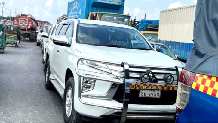 মহাসড়ক পরিদর্শনে এসে যানজটে আটকা পড়লেন উপদেষ্টা