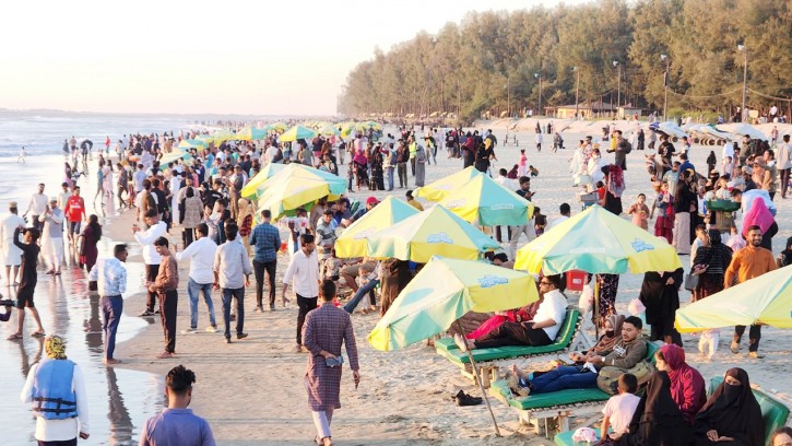 মৌসুমের শেষভাগে কক্সবাজারে পর্যটকের ঢল