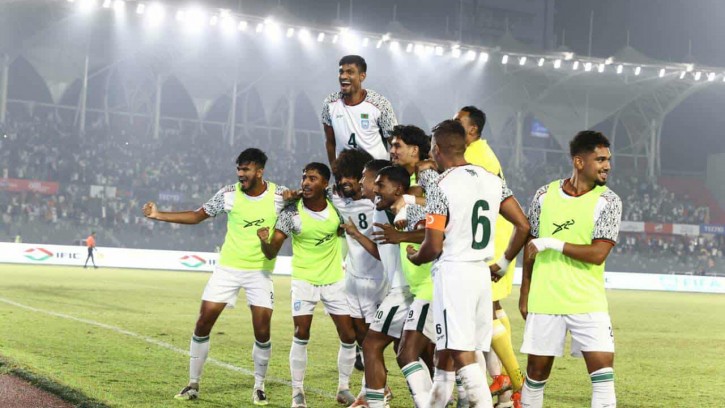 হামজার জোড়া গোলেও নেপালকে হারাতে পারল না বাংলাদেশ