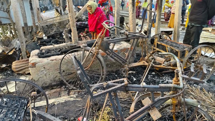 আগুনে নিঃস্ব রেললাইনের ধারে বসবাসকারী অসহায় ৪ পরিবার