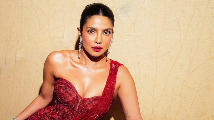 নতুন লুকে ঝড় তুললেন প্রিয়াঙ্কা