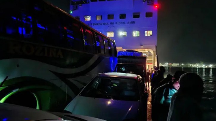 ঘন কুয়াশায় দৌলতদিয়া-পাটুরিয়া নৌরুটে ফেরি চলাচল বন্ধ