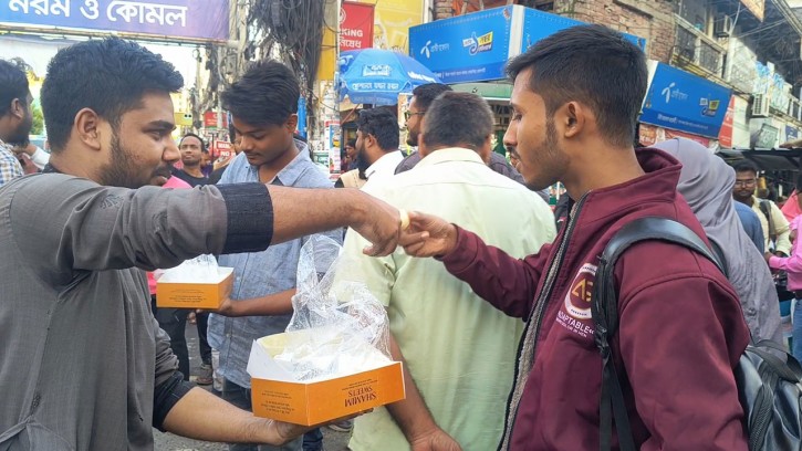 শেখ হাসিনার মৃত্যুদণ্ডের রায়ে রাজশাহীতে মিষ্টি বিতরণ