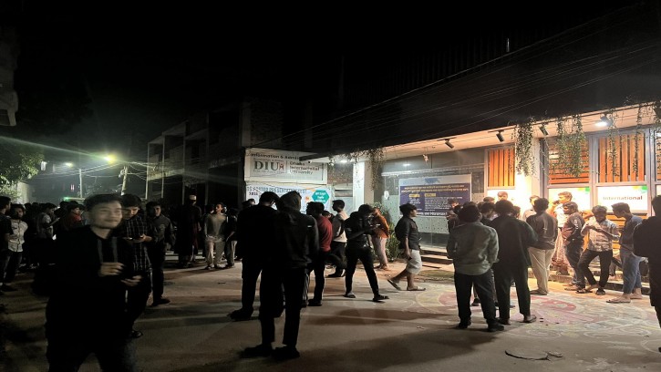 ভূমিকম্প আতঙ্কে আবাসিক হল ছেড়ে একাডেমিক ভবনের সামনে ডিআইইউ শিক্ষার্থীরা