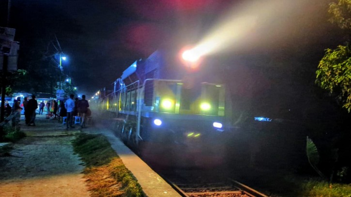 ৬ ঘণ্টা পর রেলপথ অবরোধ প্রত্যাহার, রাজশাহী থেকে ট্রেন চলাচল শুরু