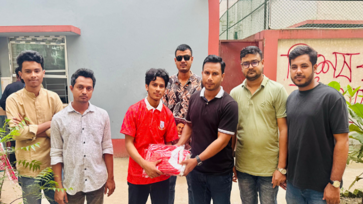 বিশ্ববিদ্যালয় দিবস উপলক্ষে জবি ফুড কার্ট স্টাফদের জার্সি উপহার ছাত্রদল নেতা শাহরিয়ারের